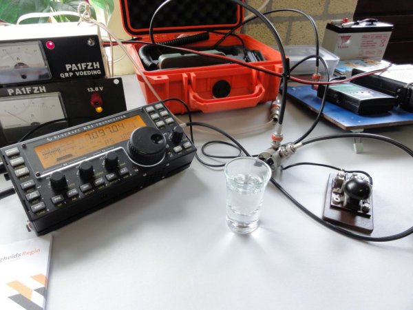 De KX3 van Dan PA1FZH naast het oorlam