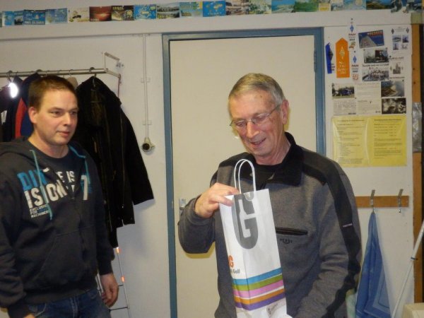 Jan wordt bedankt voor zijn langdurige voorzitterschap