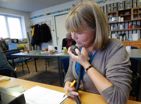 Karin PD0KM achter de HF-set tijdens de QSO-Party